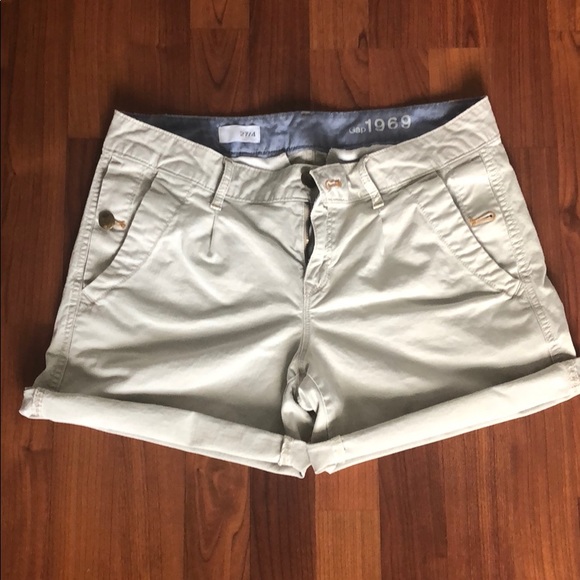 Gap Khaki Shorts - Picture 2 of 5